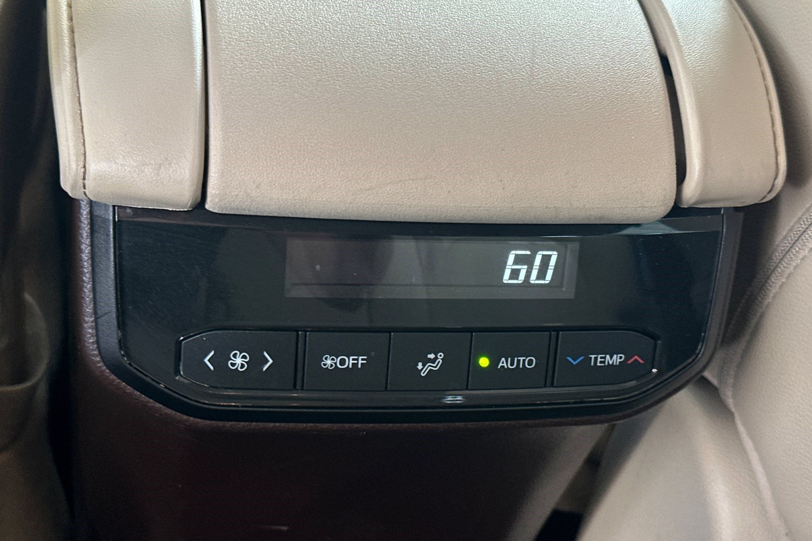 Used 2021 Toyota Highlander XLE FWD image 16