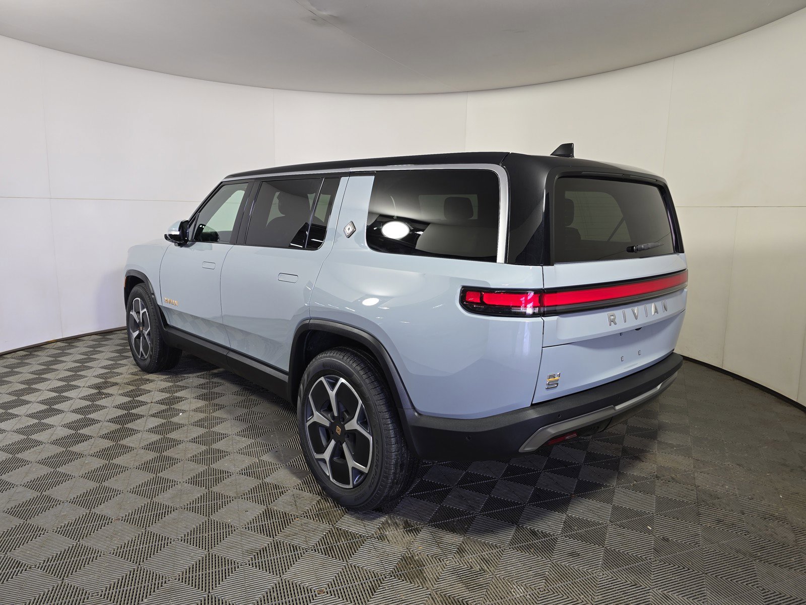 Used 2024 Rivian R1S Adventure AWD/4WD image 3