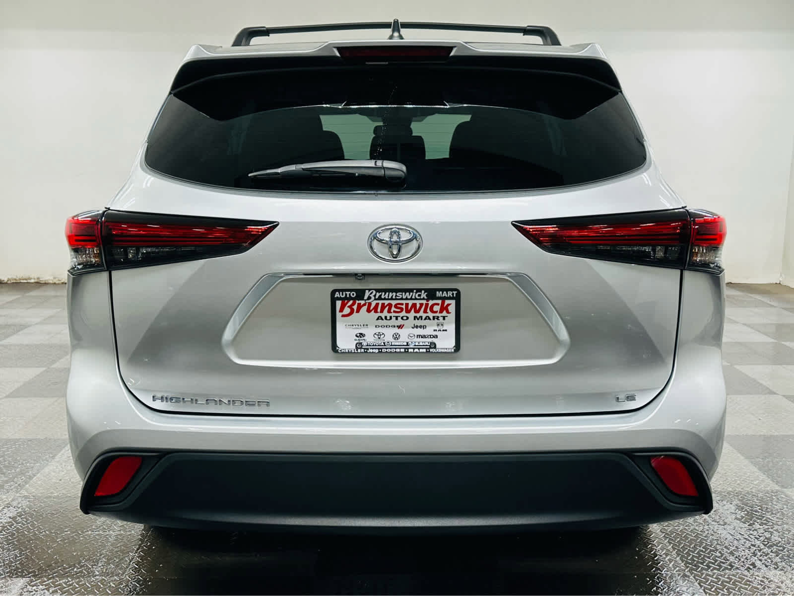 Certified 2023 Toyota Highlander LE image 5