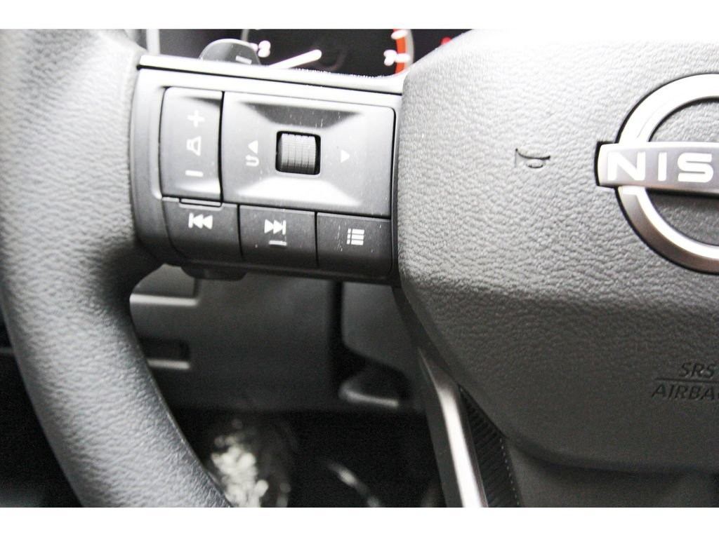 Used 2025 Nissan Rogue S FWD image 17