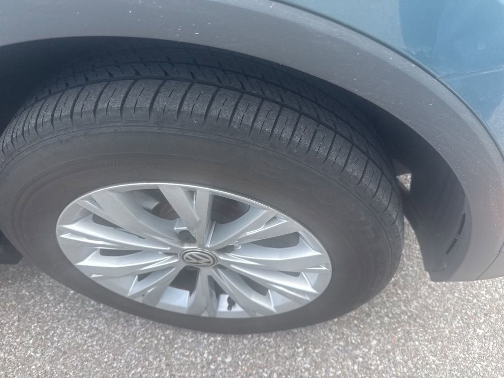 Used 2019 Volkswagen Tiguan SE w/ Panoramic Sunroof Package image 8
