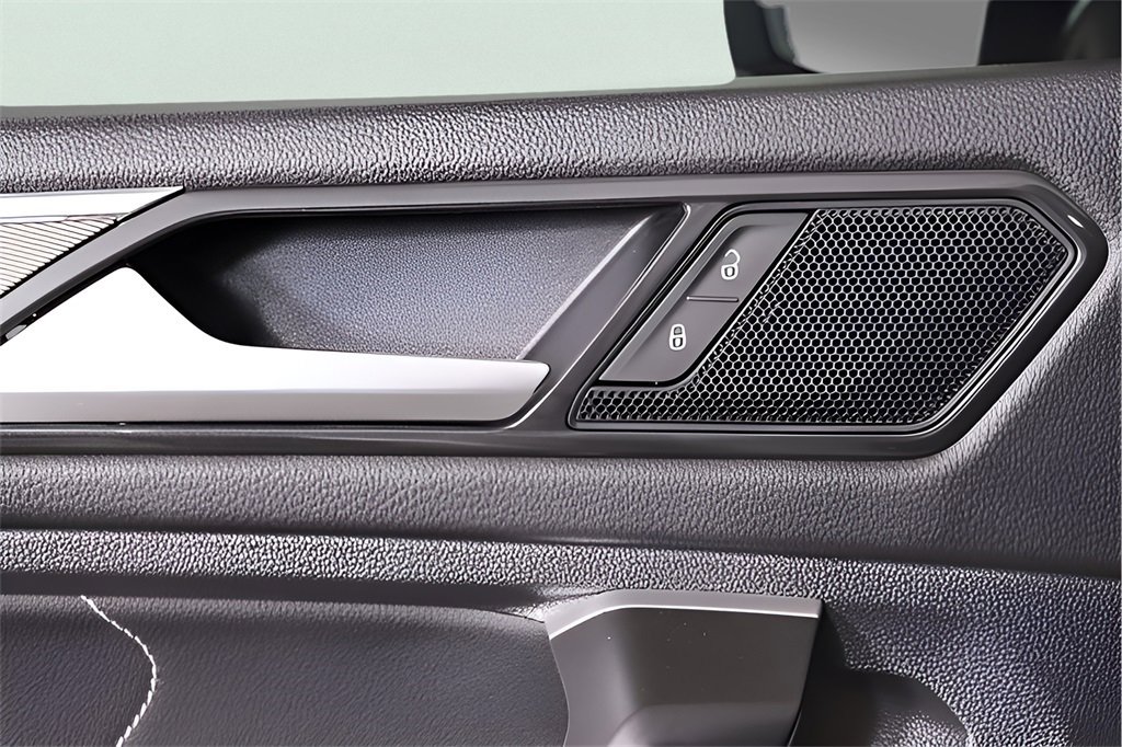 Used 2023 Volkswagen Tiguan SE R-Line image 17