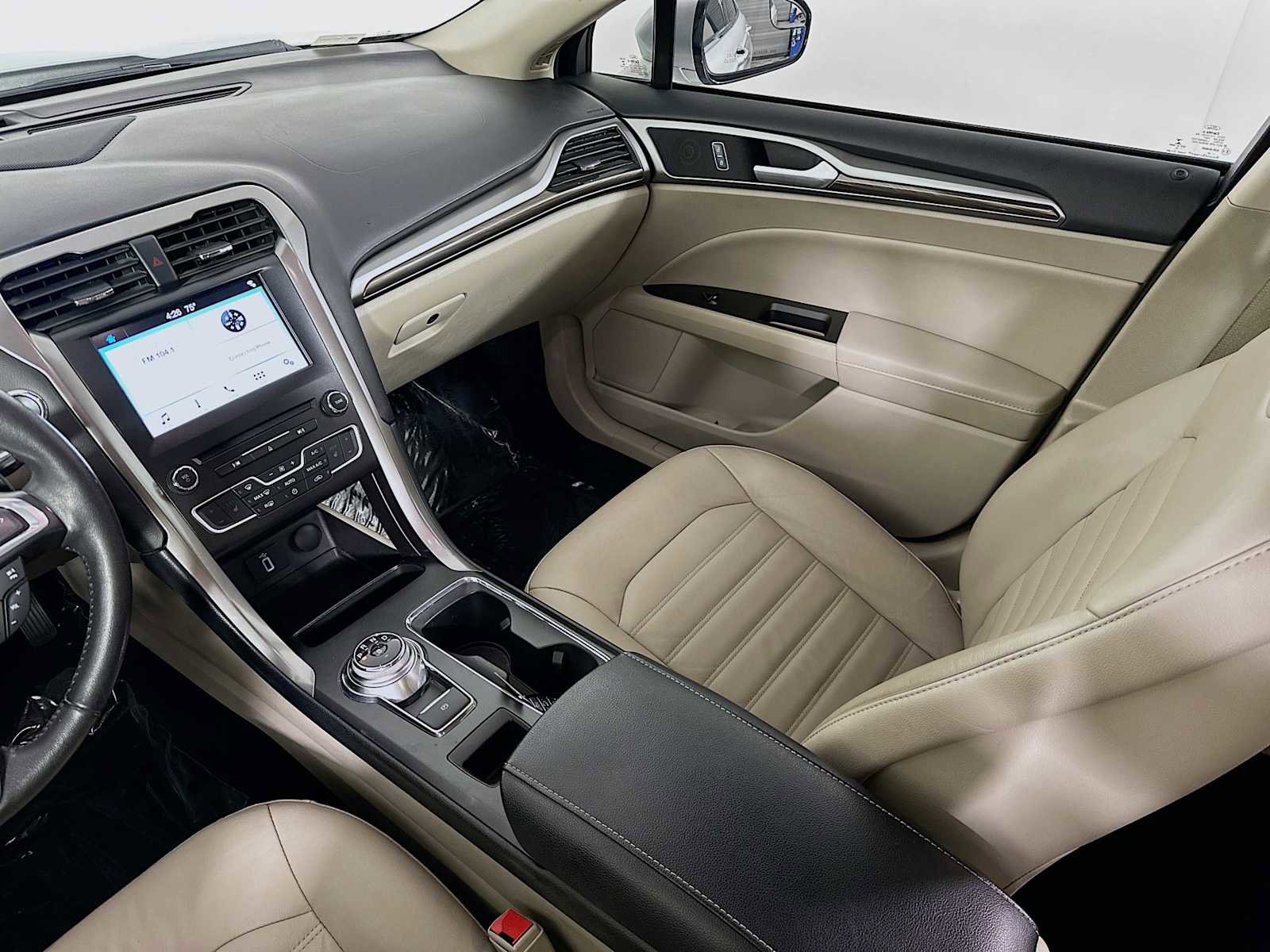 Used 2017 Ford Fusion SE w/ Fusion SE Technology Package image 20