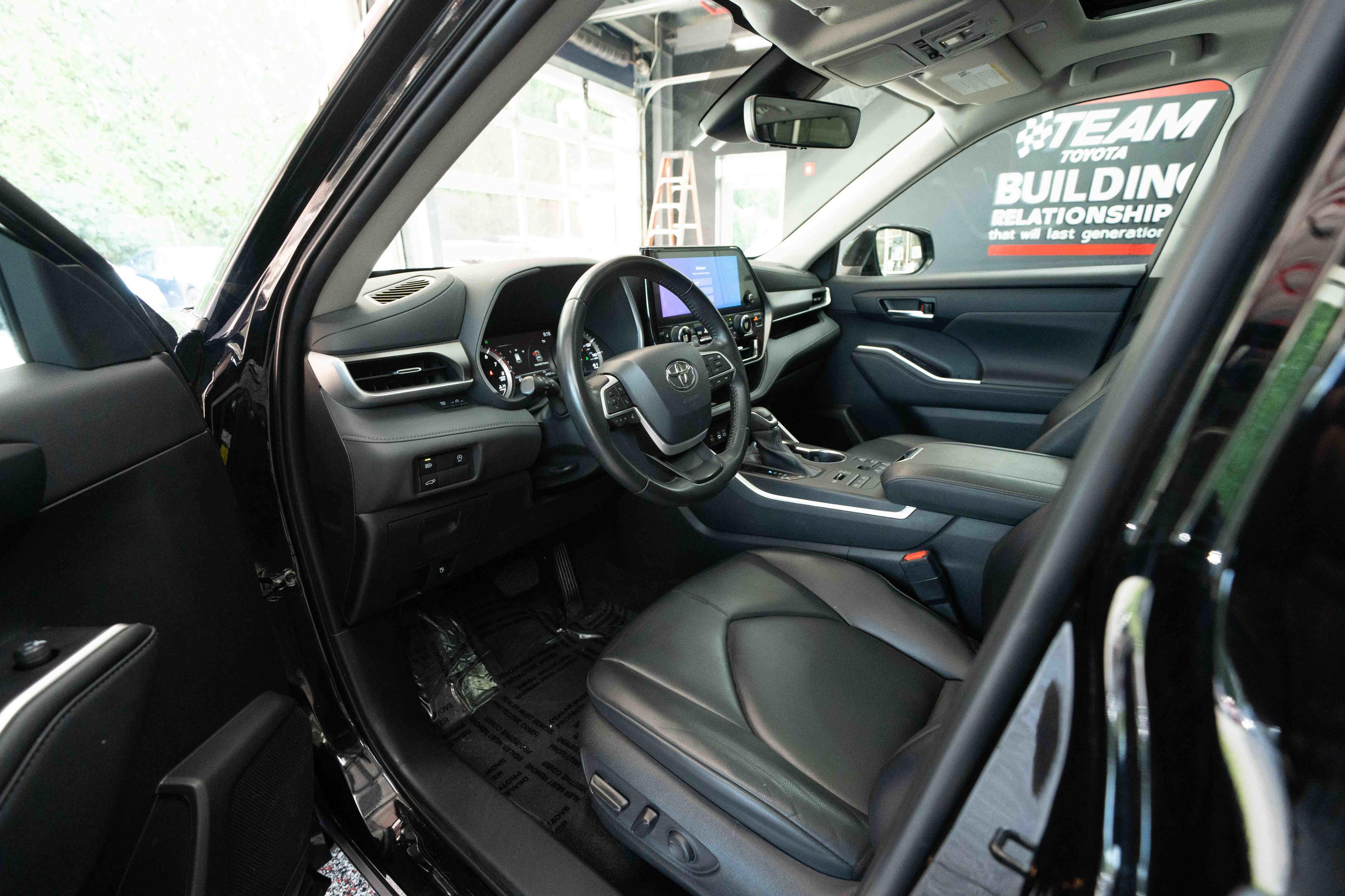 Used 2023 Toyota Highlander XLE AWD/4WD image 8