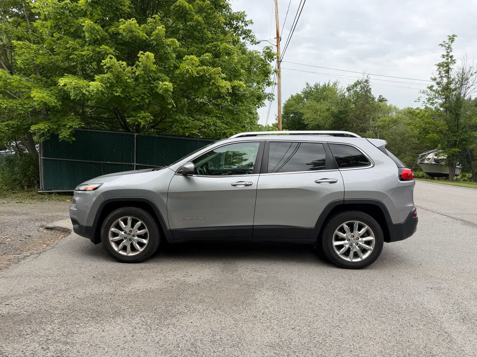 Used 2016 Jeep Cherokee Limited w/ Luxury Group AWD/4WD image 4