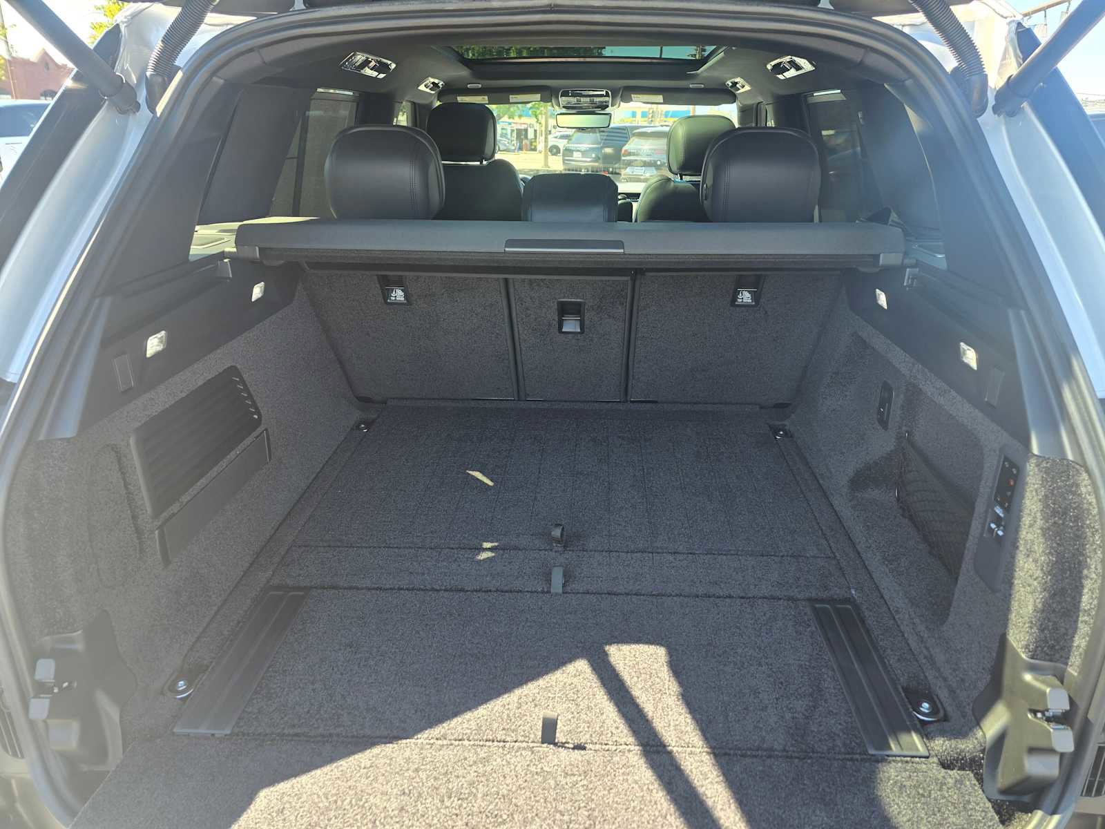 Used 2025 Land Rover Range Rover SE image 17