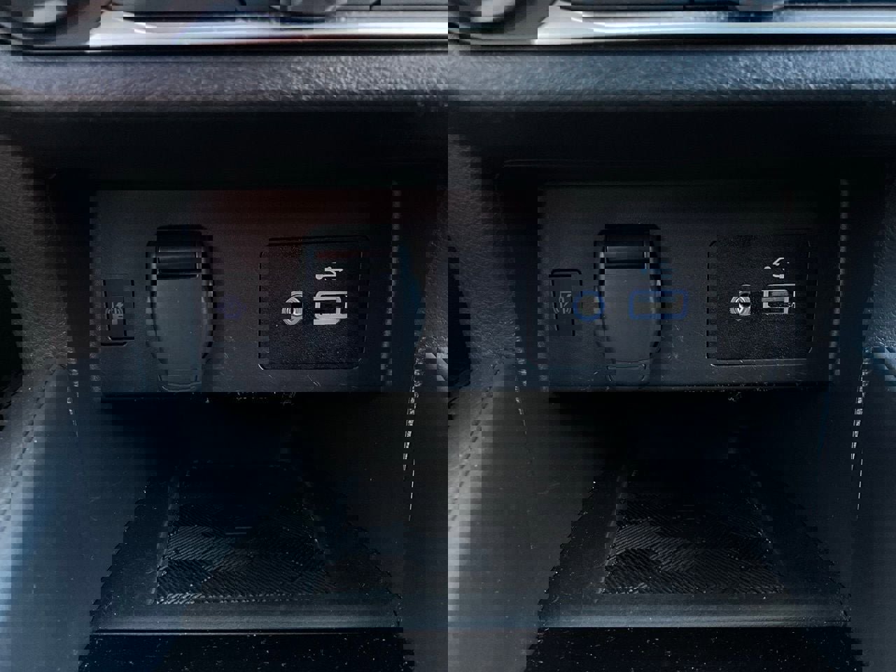 Used 2025 Nissan Versa SV image 23