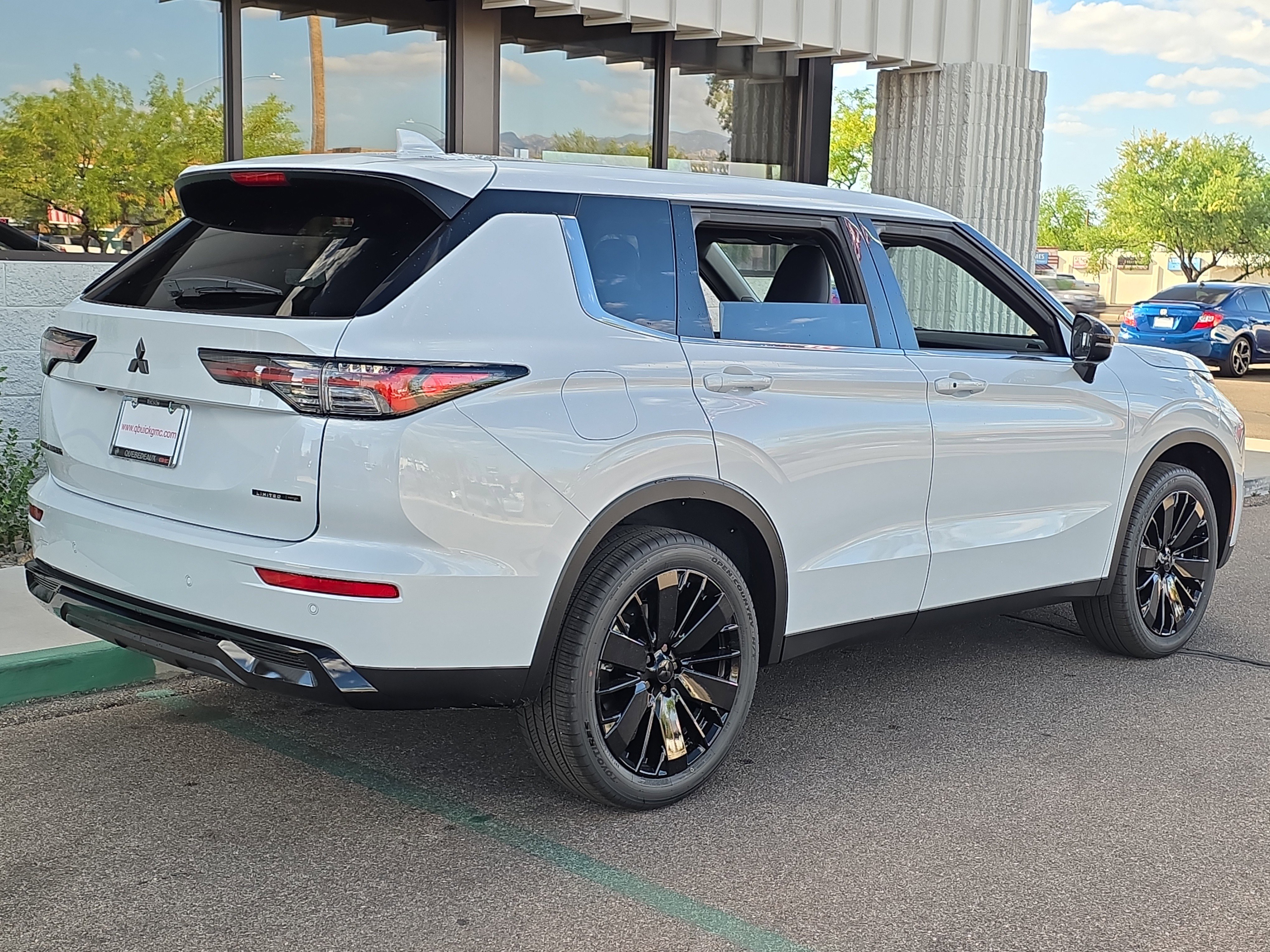 New 2026 Mitsubishi Outlander LE FWD image 8