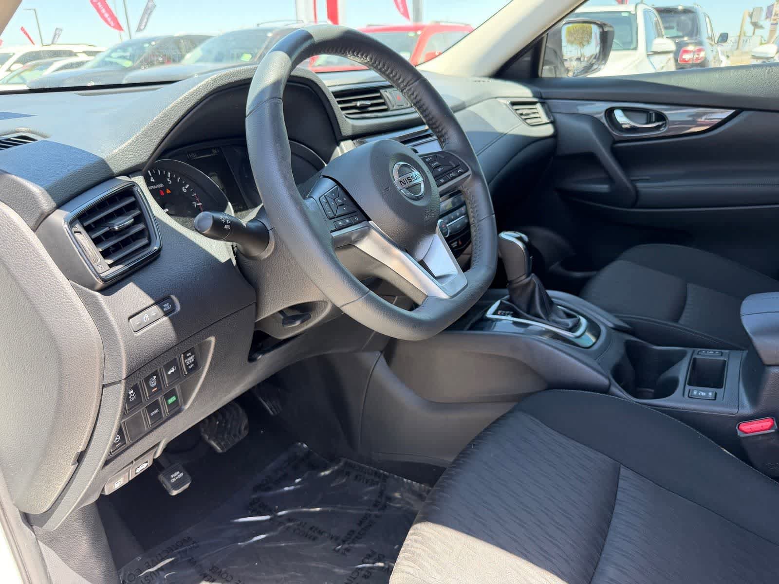 Used 2017 Nissan Rogue SV w/ SV Premium Package FWD image 2