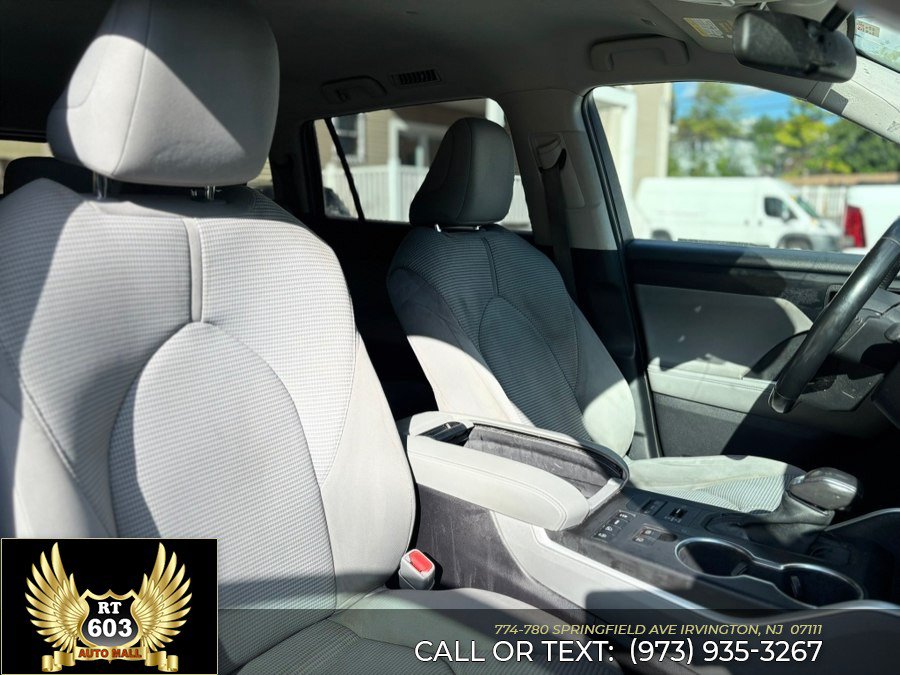 Used 2021 Toyota Highlander LE AWD/4WD image 17