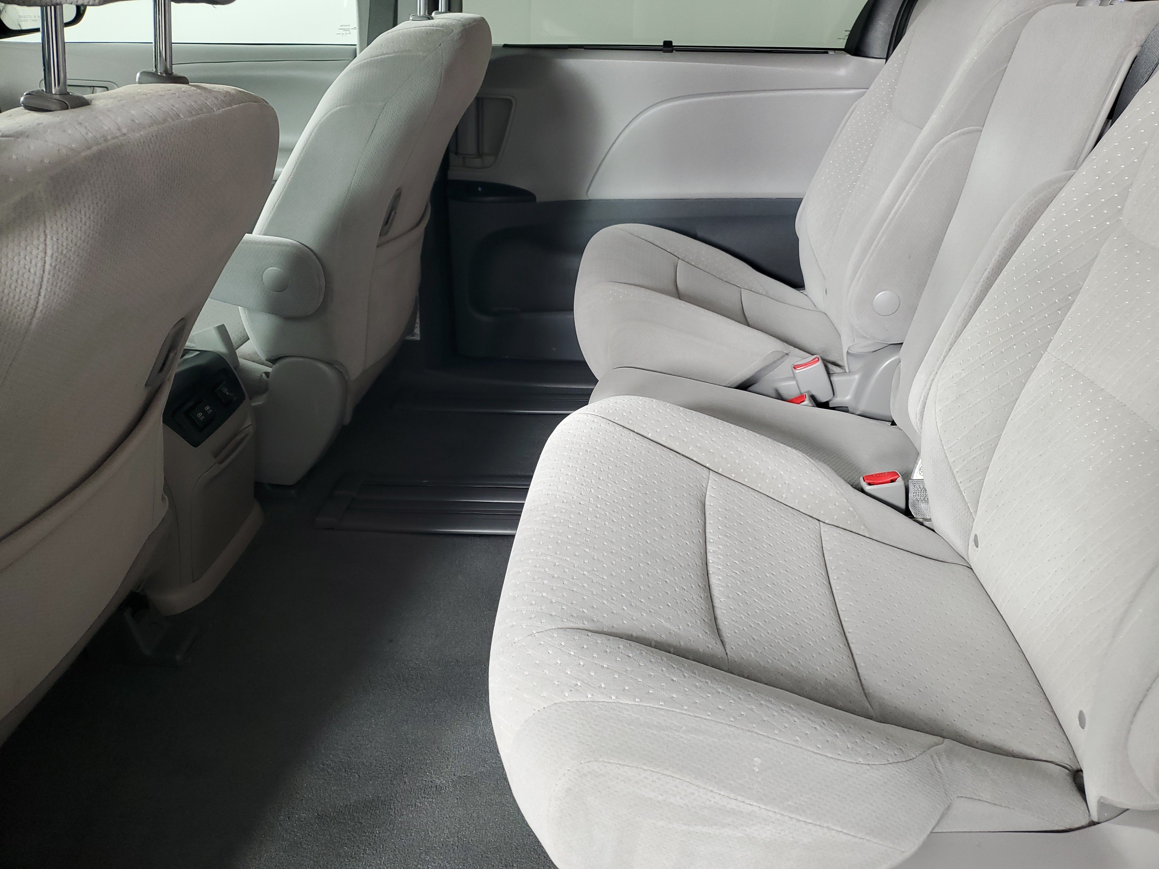 Used 2020 Toyota Sienna LE w/ Carpet Mat Package FWD image 14