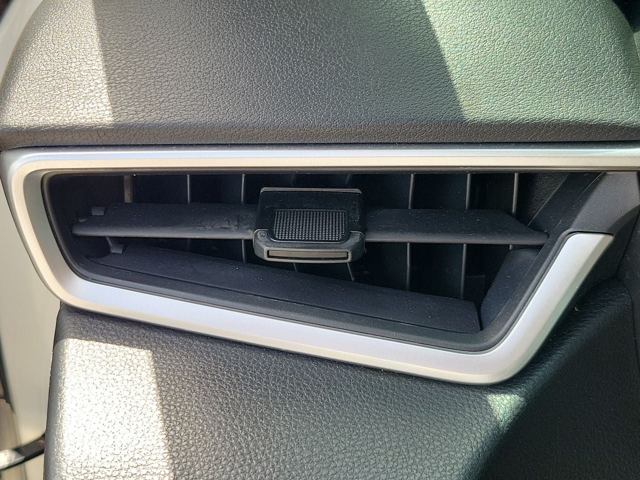 Used 2020 Toyota Corolla LE FWD image 31