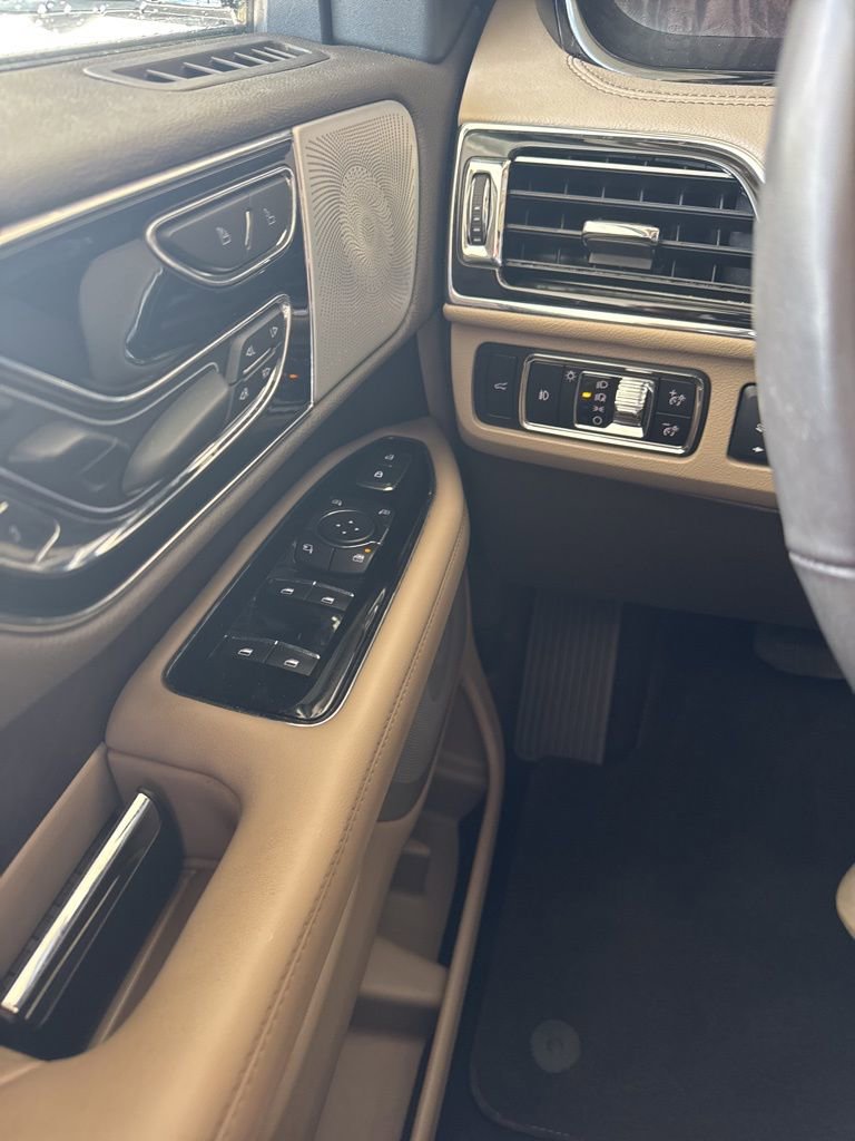 Used 2023 Lincoln Navigator Reserve image 10