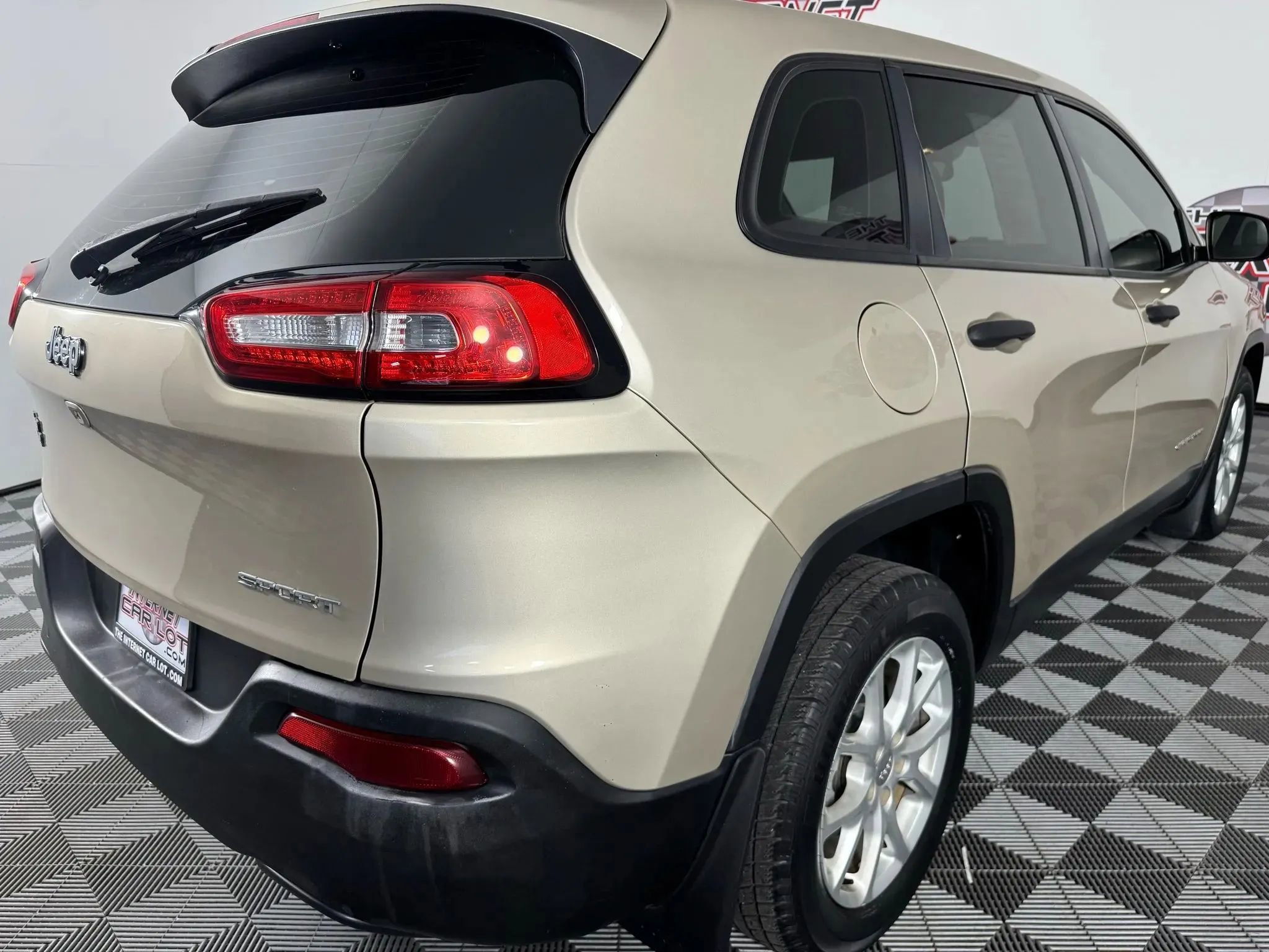 Used 2015 Jeep Cherokee Sport image 25