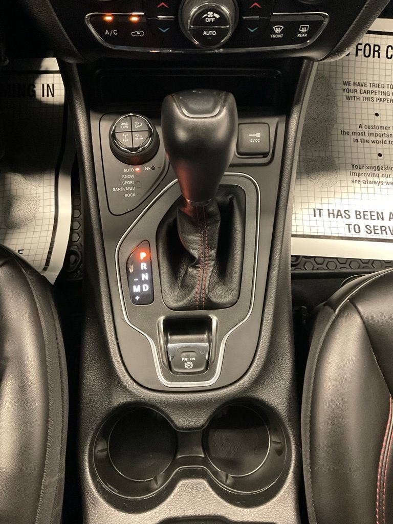 Used 2021 Jeep Cherokee Trailhawk AWD/4WD image 27