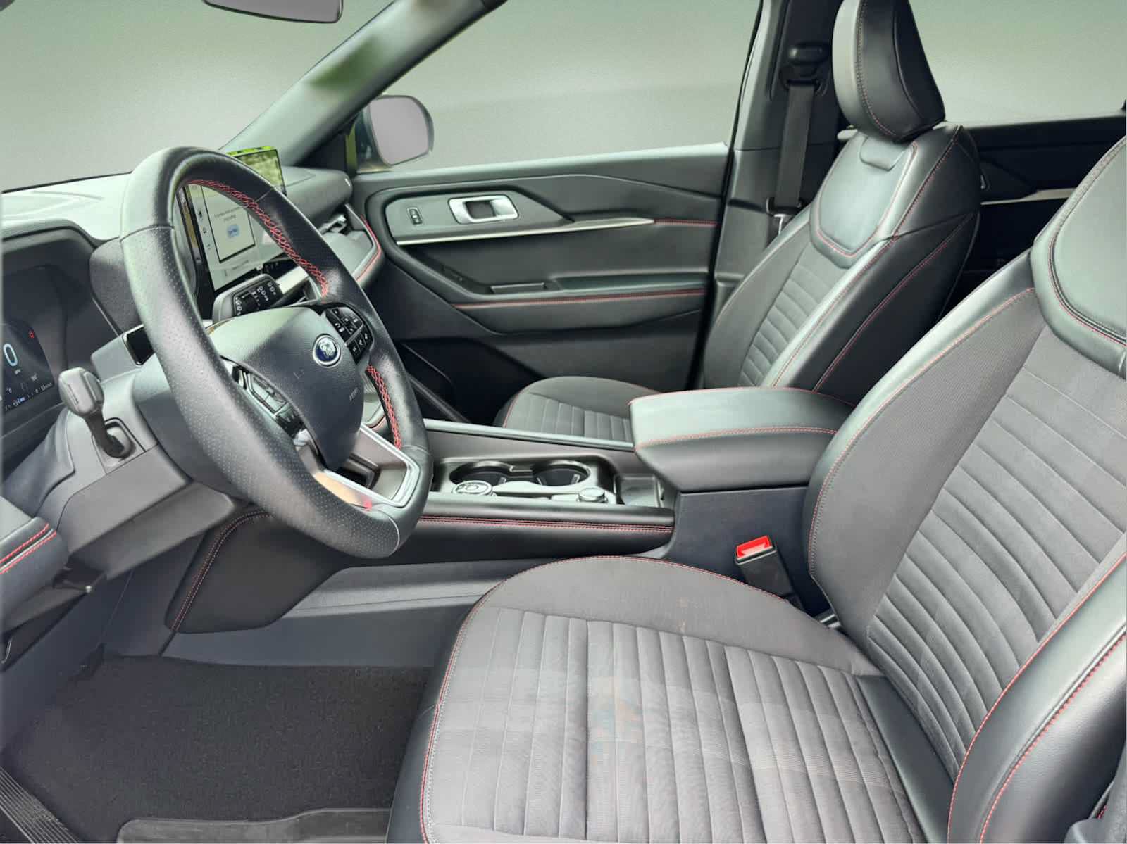 Used 2025 Ford Explorer ST-Line w/ ST-Line Street Pack AWD/4WD image 13