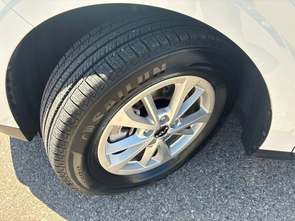Used 2022 Kia Carnival LX FWD image 9