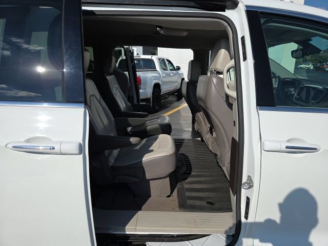 Used 2017 Chrysler Pacifica Touring-L FWD image 12
