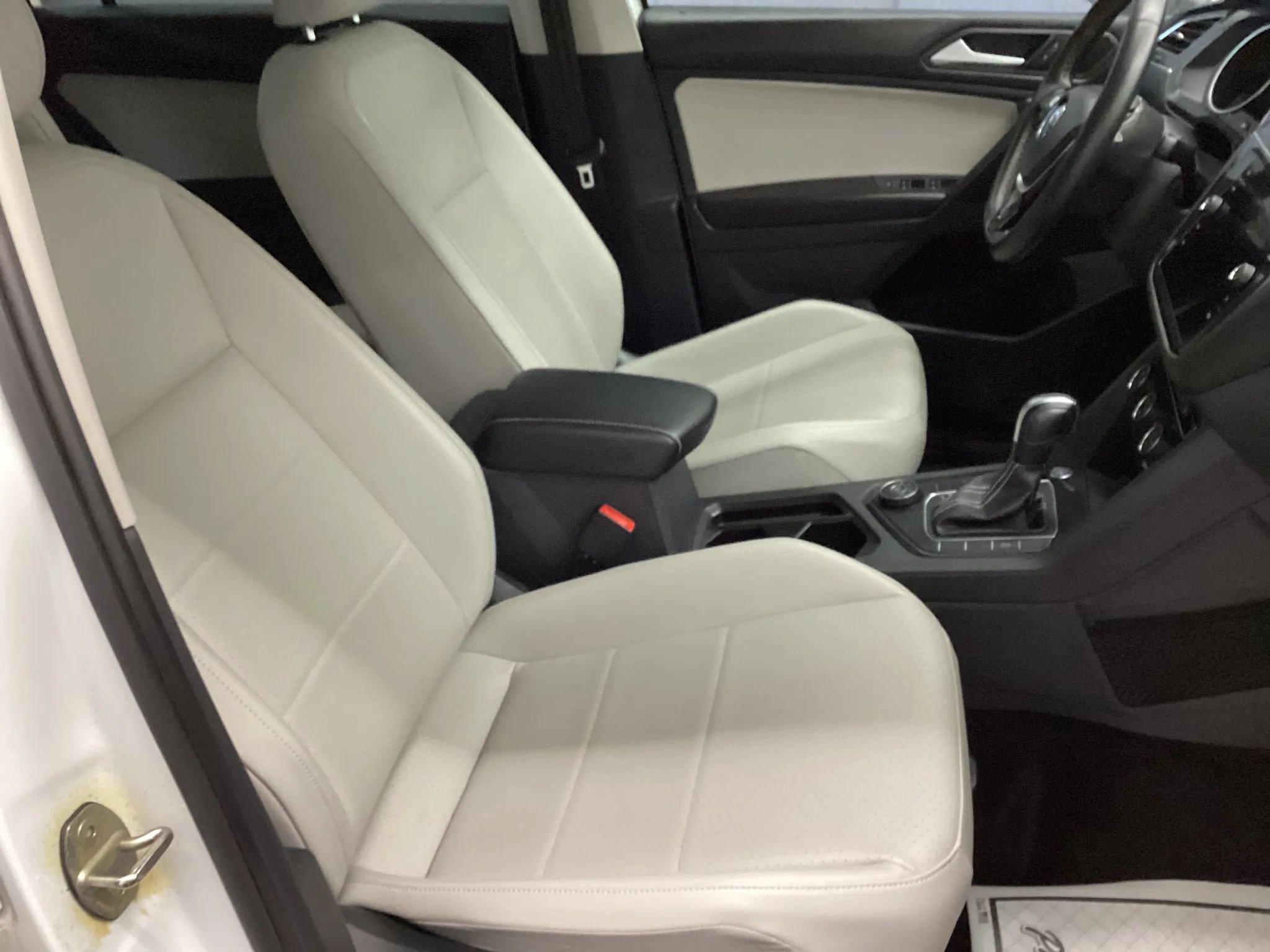 Used 2021 Volkswagen Tiguan SE w/ Panoramic Sunroof Package AWD/4WD image 12