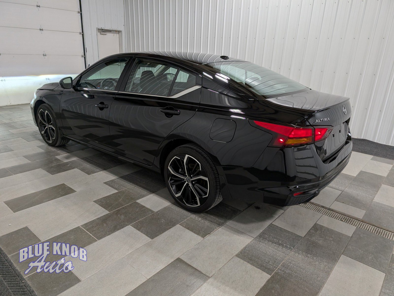 Used 2025 Nissan Altima 2.5 SR image 2