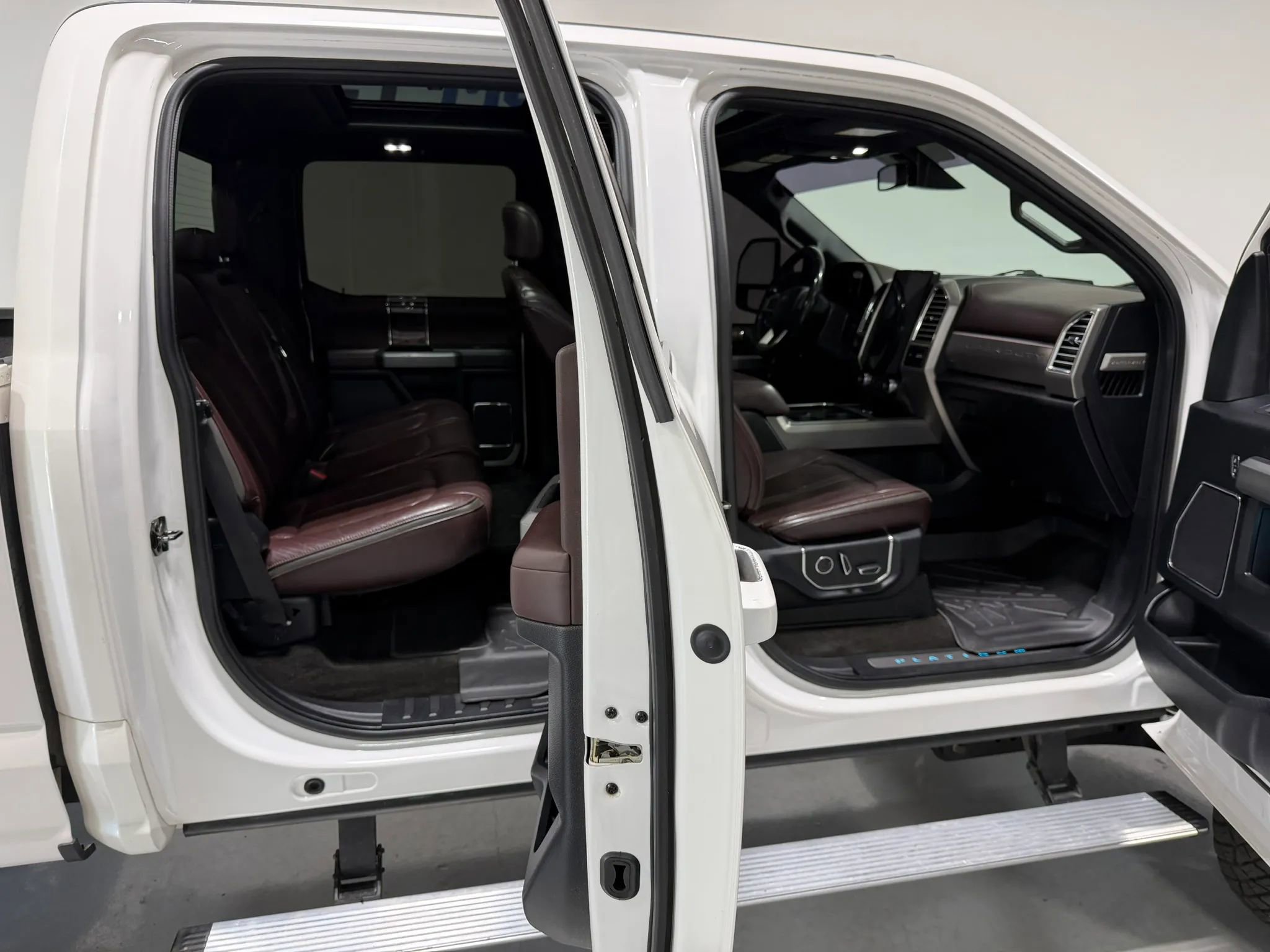 Used 2017 Ford F250 Platinum w/ Platinum Ultimate Package AWD/4WD image 17