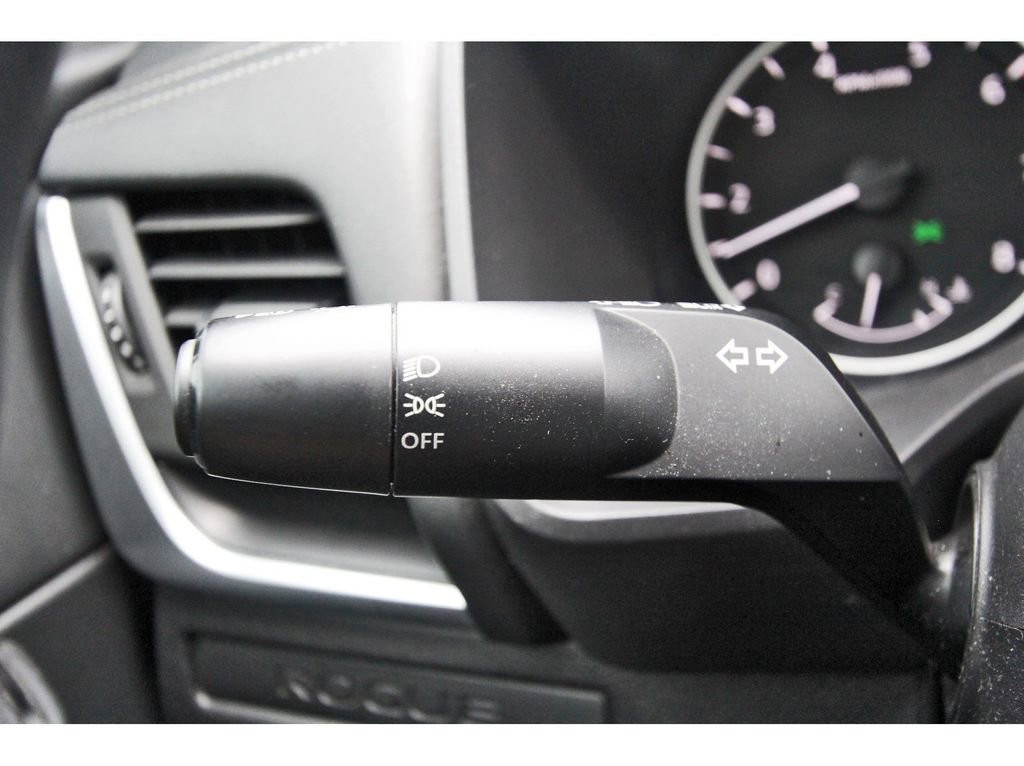 Used 2024 Nissan Rogue S image 11