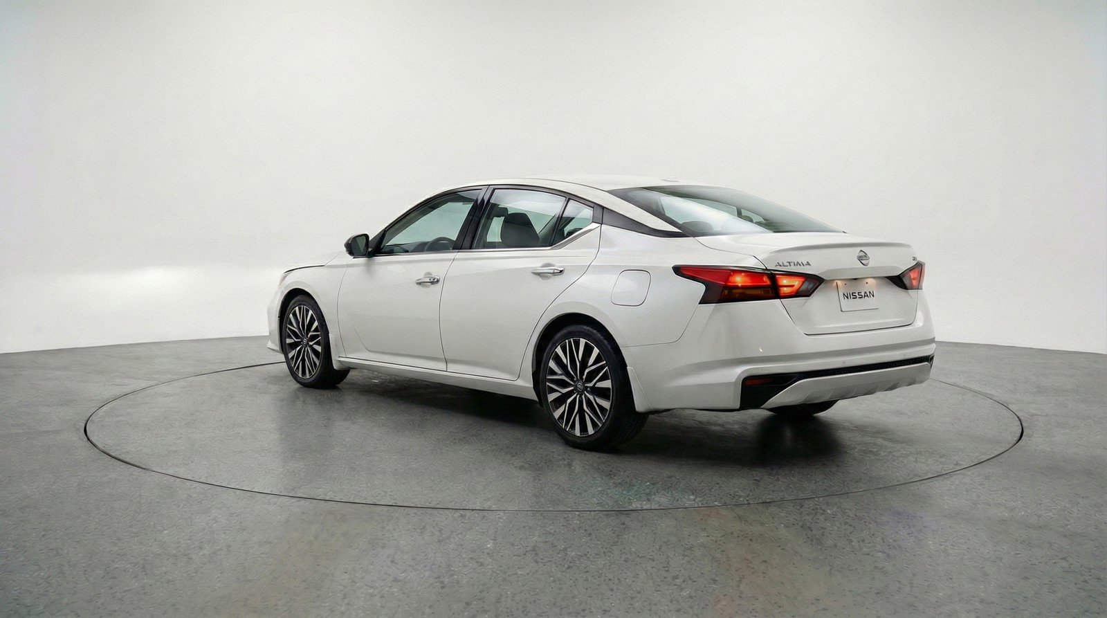 Used 2025 Nissan Altima 2.5 SV FWD image 6