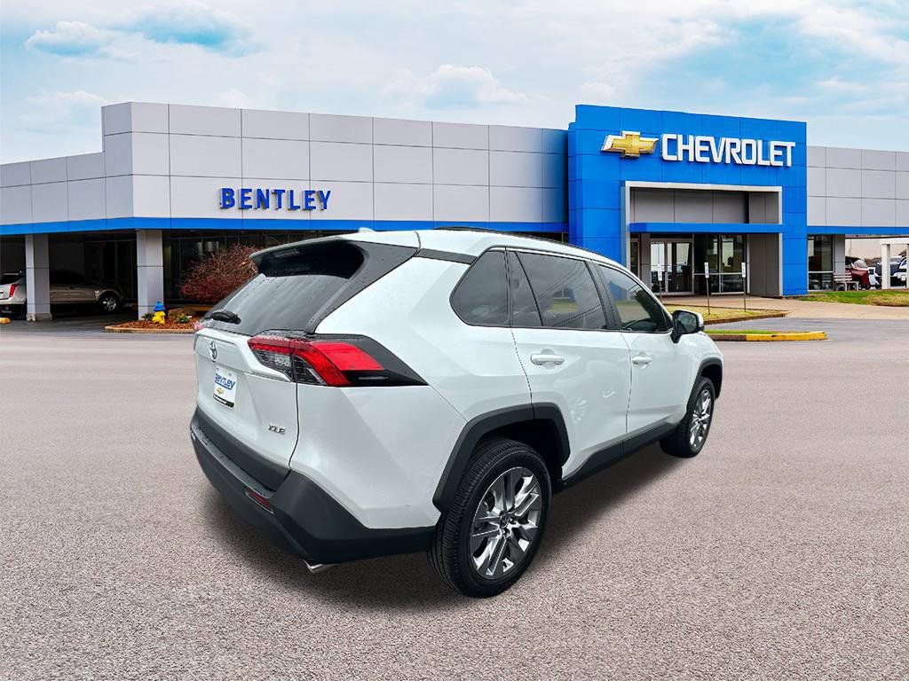 Used 2023 Toyota RAV4 XLE Premium image 5