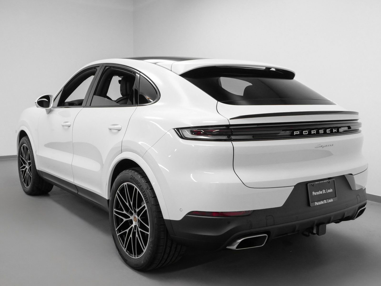 Certified 2024 Porsche Cayenne Coupe image 3