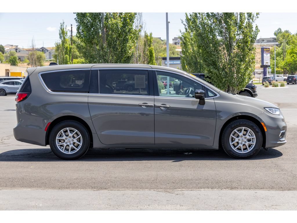 Used 2024 Chrysler Pacifica Touring FWD image 2