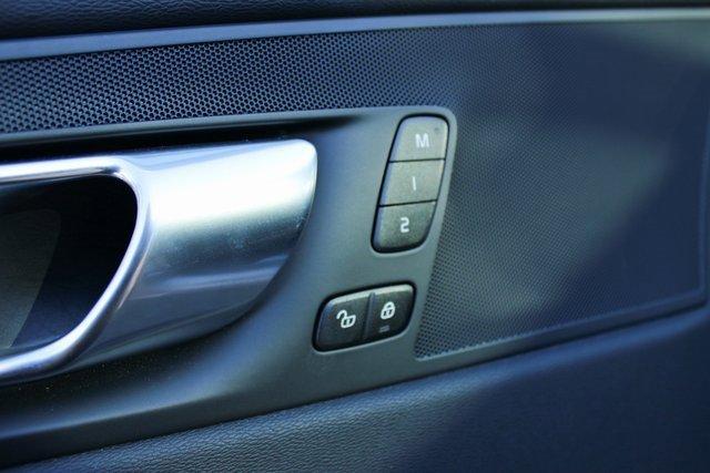 Used 2025 Volvo XC60 B5 Plus image 12