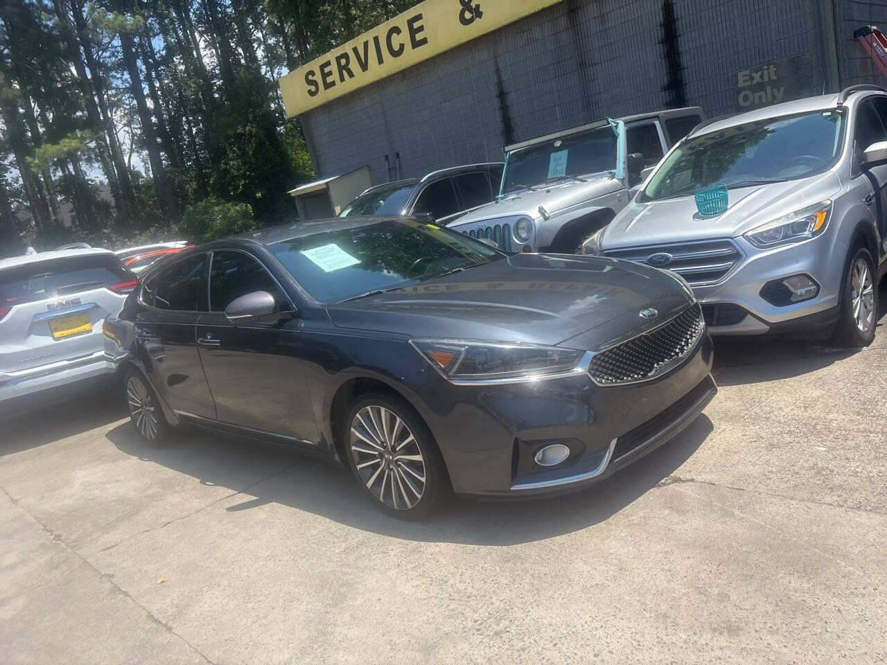 Used 2017 Kia Cadenza Premium w/ Luxury Package FWD image 2