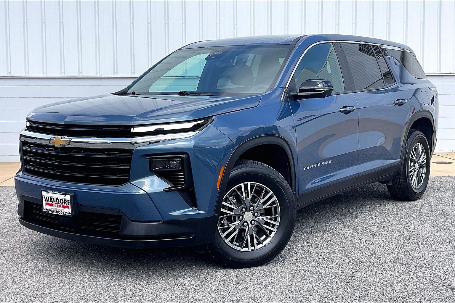 Used 2024 Chevrolet Traverse LS FWD image 2