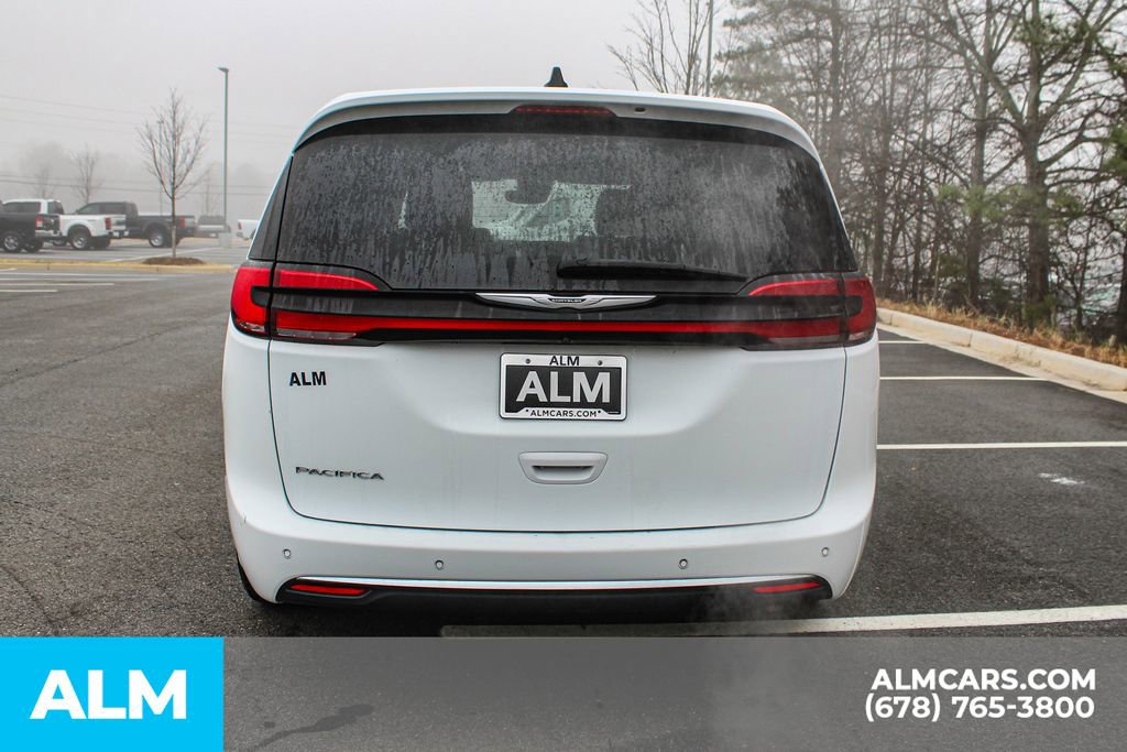 Used 2023 Chrysler Pacifica Touring-L image 11