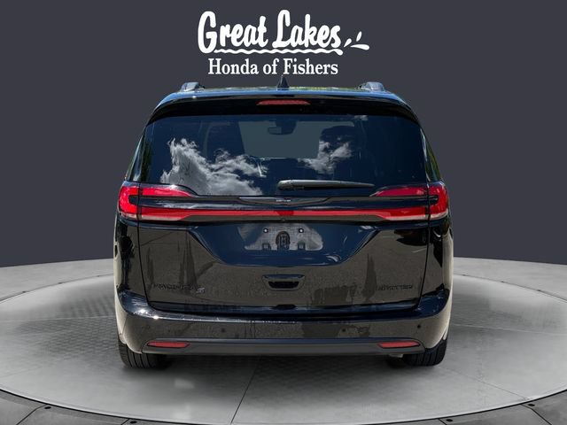 Used 2025 Chrysler Pacifica Limited FWD image 4