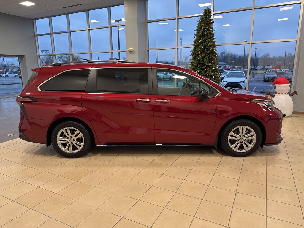 Used 2022 Toyota Sienna XSE image 6