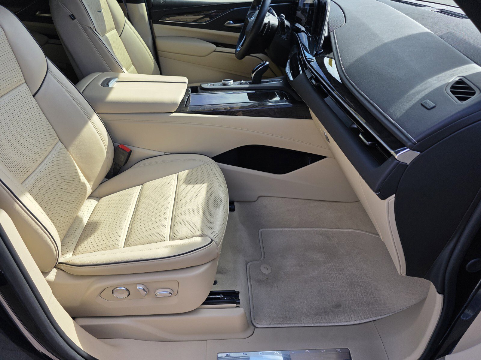 Used 2023 Cadillac Escalade Premium Luxury image 3