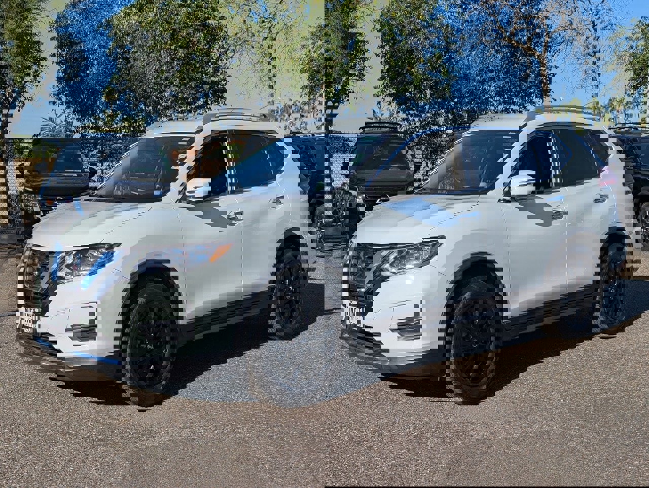 Used 2018 Nissan Rogue SV image 2