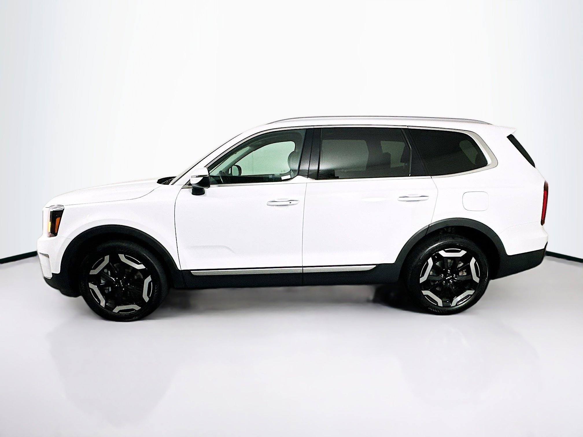 Used 2025 Kia Telluride S FWD image 4