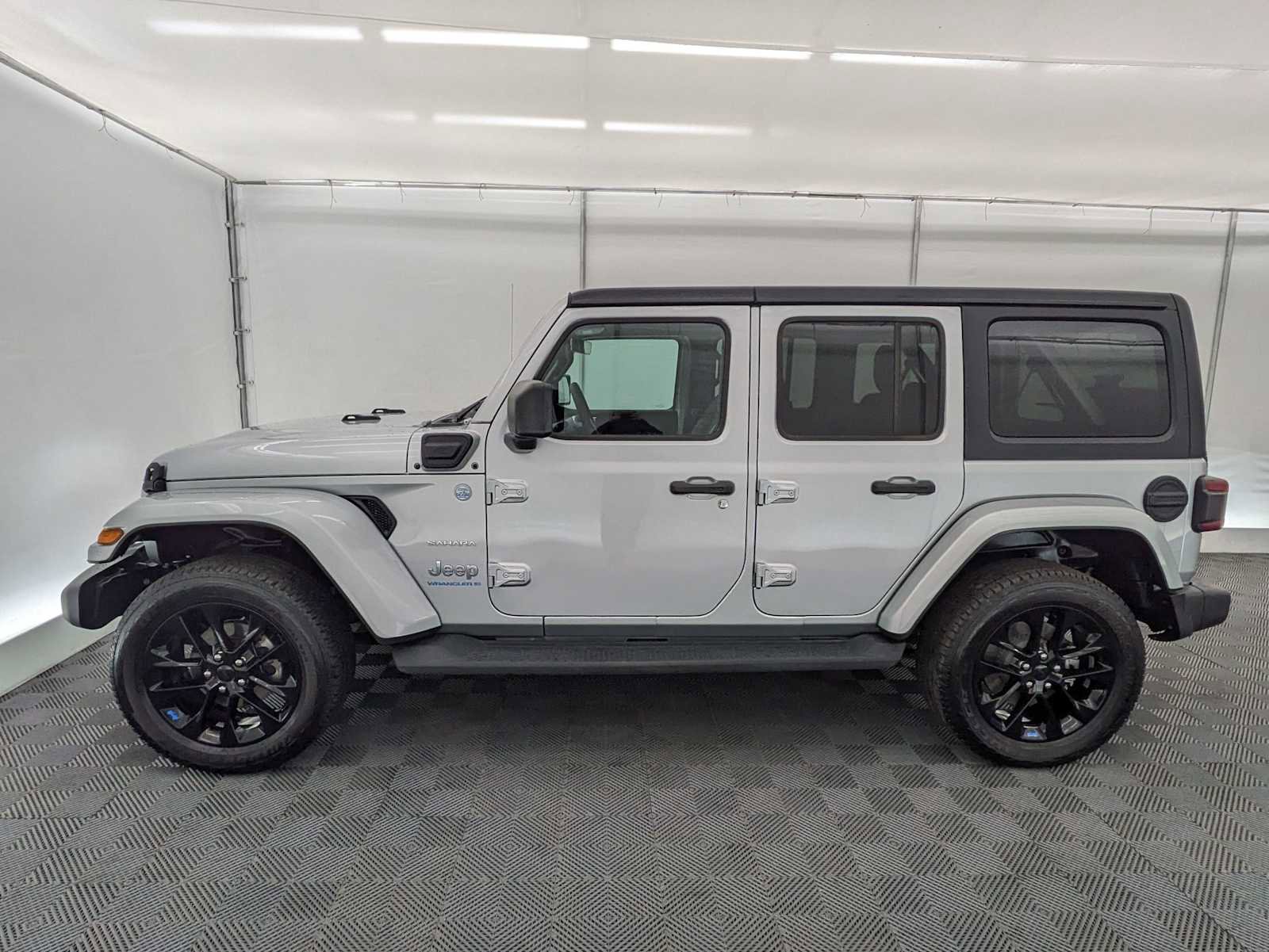 Used 2023 Jeep Wrangler Unlimited Sahara w/ Cold Weather Group AWD/4WD image 3