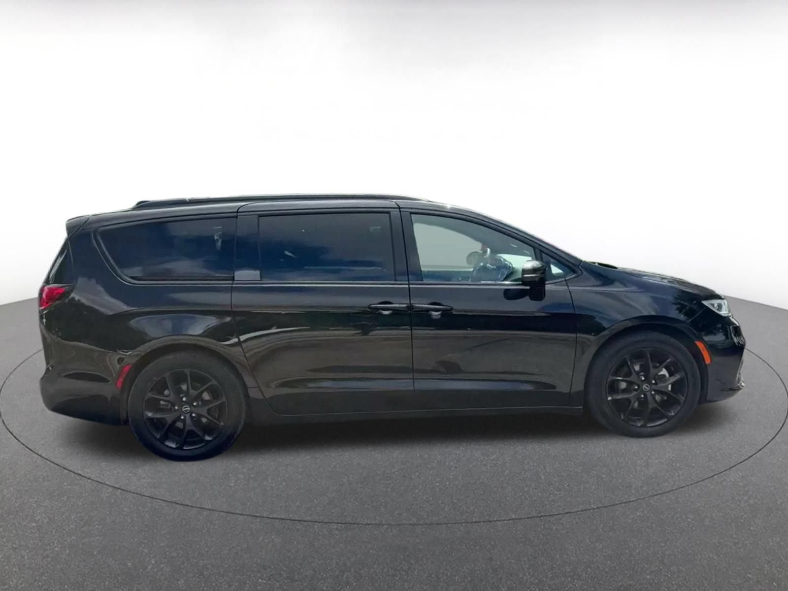 Used 2025 Chrysler Pacifica Limited FWD image 16
