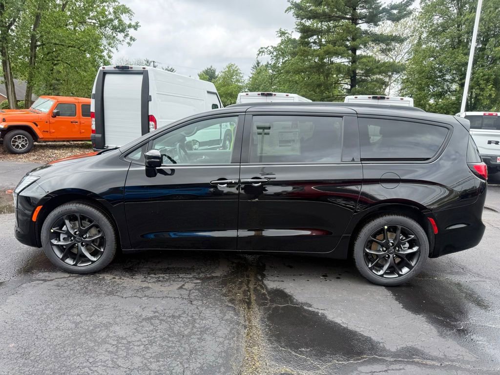 New 2027 Chrysler Pacifica Limited AWD/4WD image 6