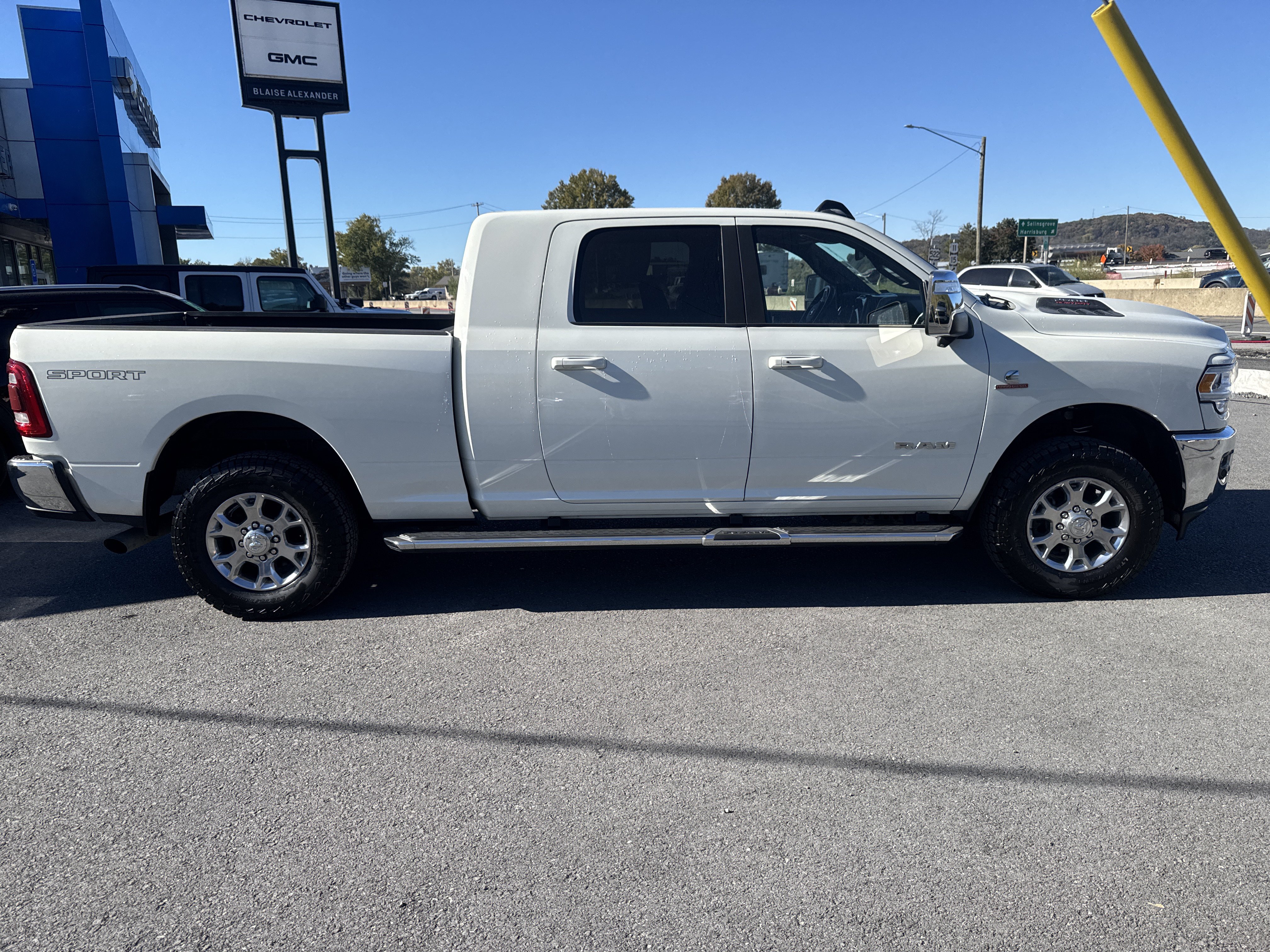 Used 2023 RAM 2500 Laramie AWD/4WD image 2