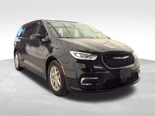 Used 2023 Chrysler Pacifica Touring-L FWD image 4