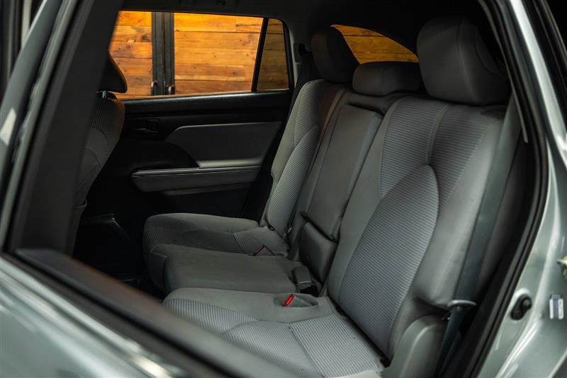 Used 2020 Toyota Highlander LE image 11