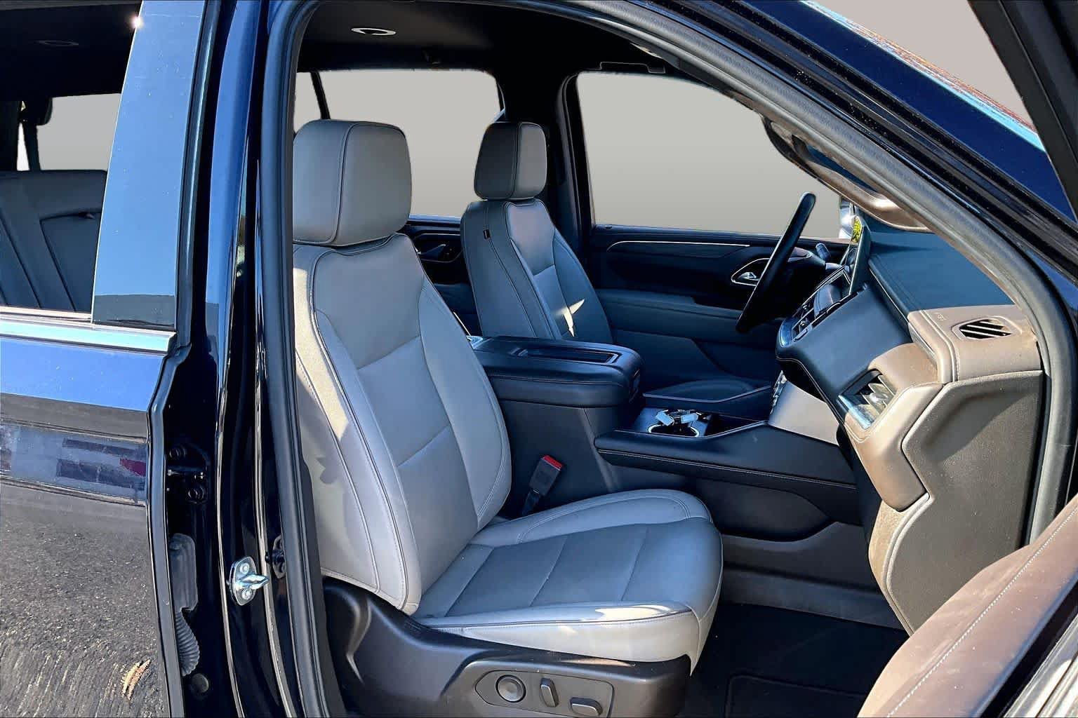 Used 2023 GMC Yukon SLT w/ SLT Luxury Package AWD/4WD image 8