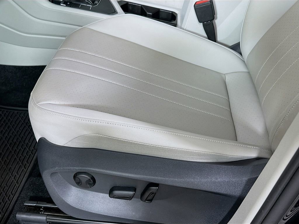 Used 2023 Volkswagen Tiguan SE R-Line FWD image 9