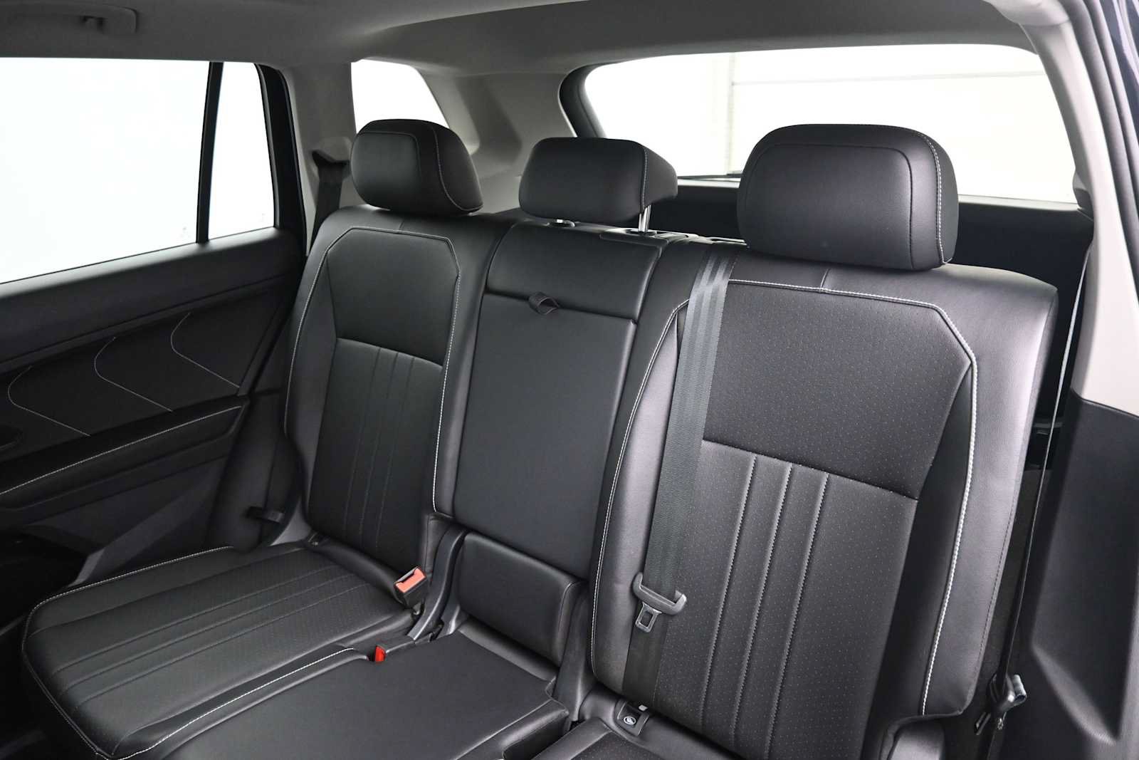 Used 2024 Volkswagen Tiguan SE w/ Panoramic Sunroof Package AWD/4WD image 12
