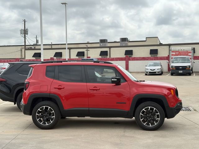 Used 2023 Jeep Renegade Latitude AWD/4WD image 3
