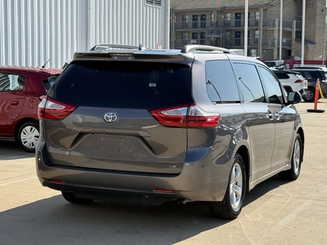 Used 2019 Toyota Sienna LE w/ LE Preferred Package FWD image 4